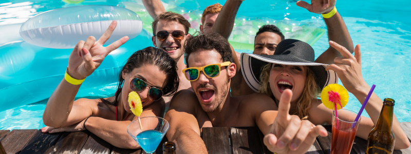 Schwimmringe für Poolpartys: Stilvoll und sicher feiern